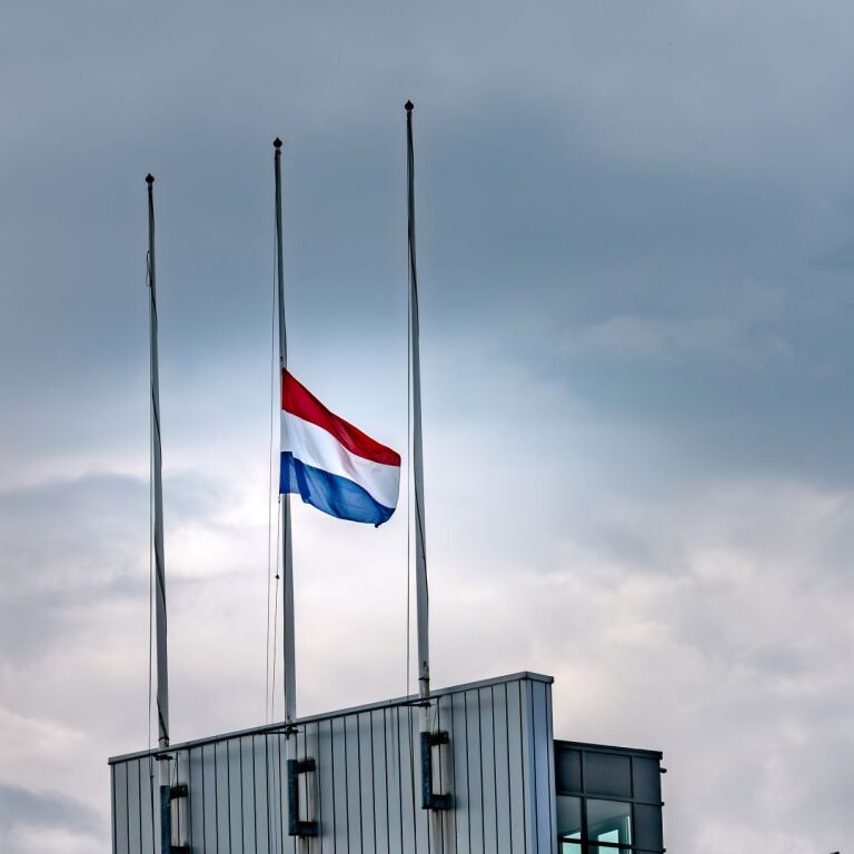 Vlag half stok bij het gemeentehuis Moerdijk