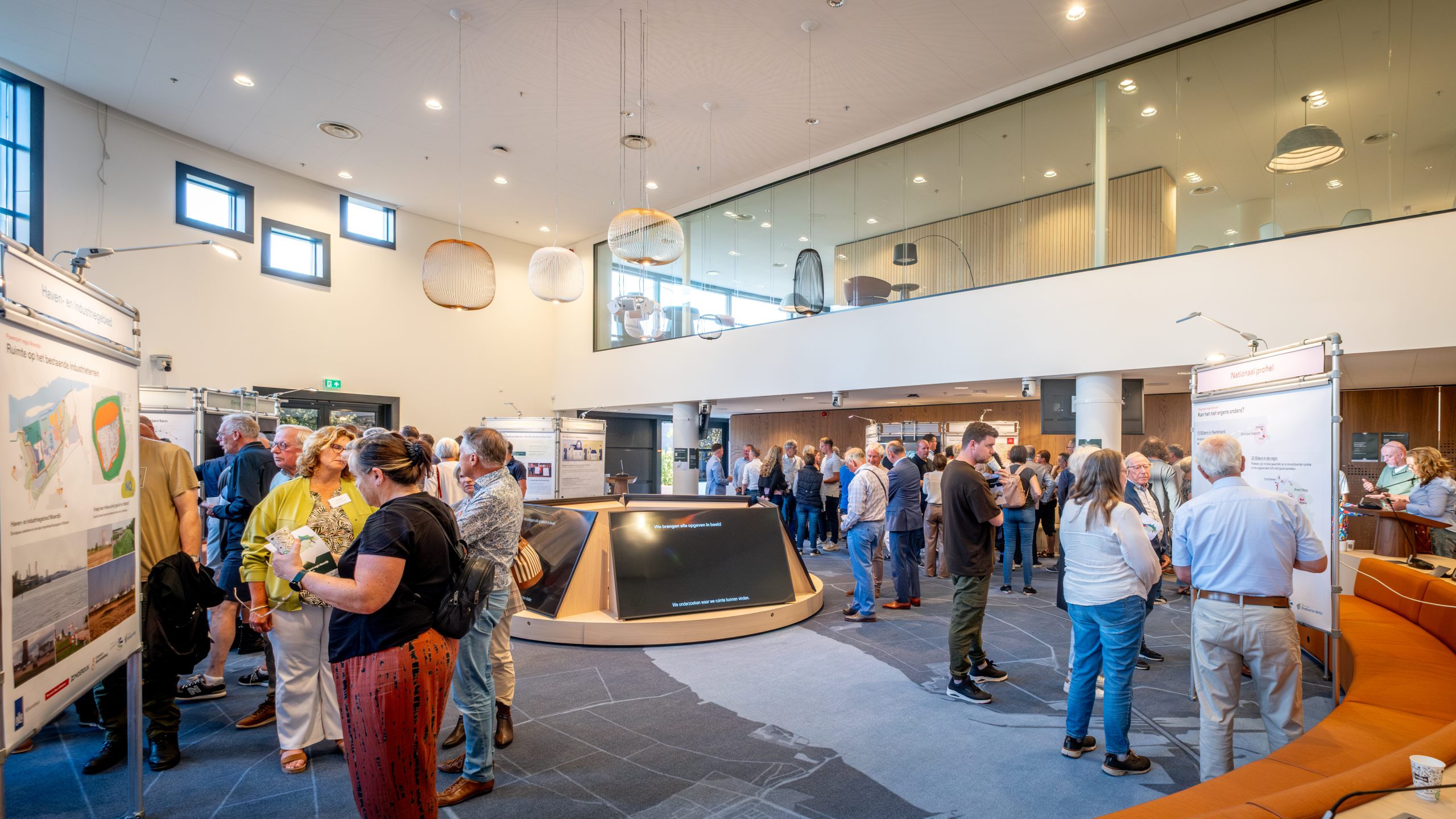 Inwoners in de hal van het gemeentehuis voor de bijeenkomst Powerport