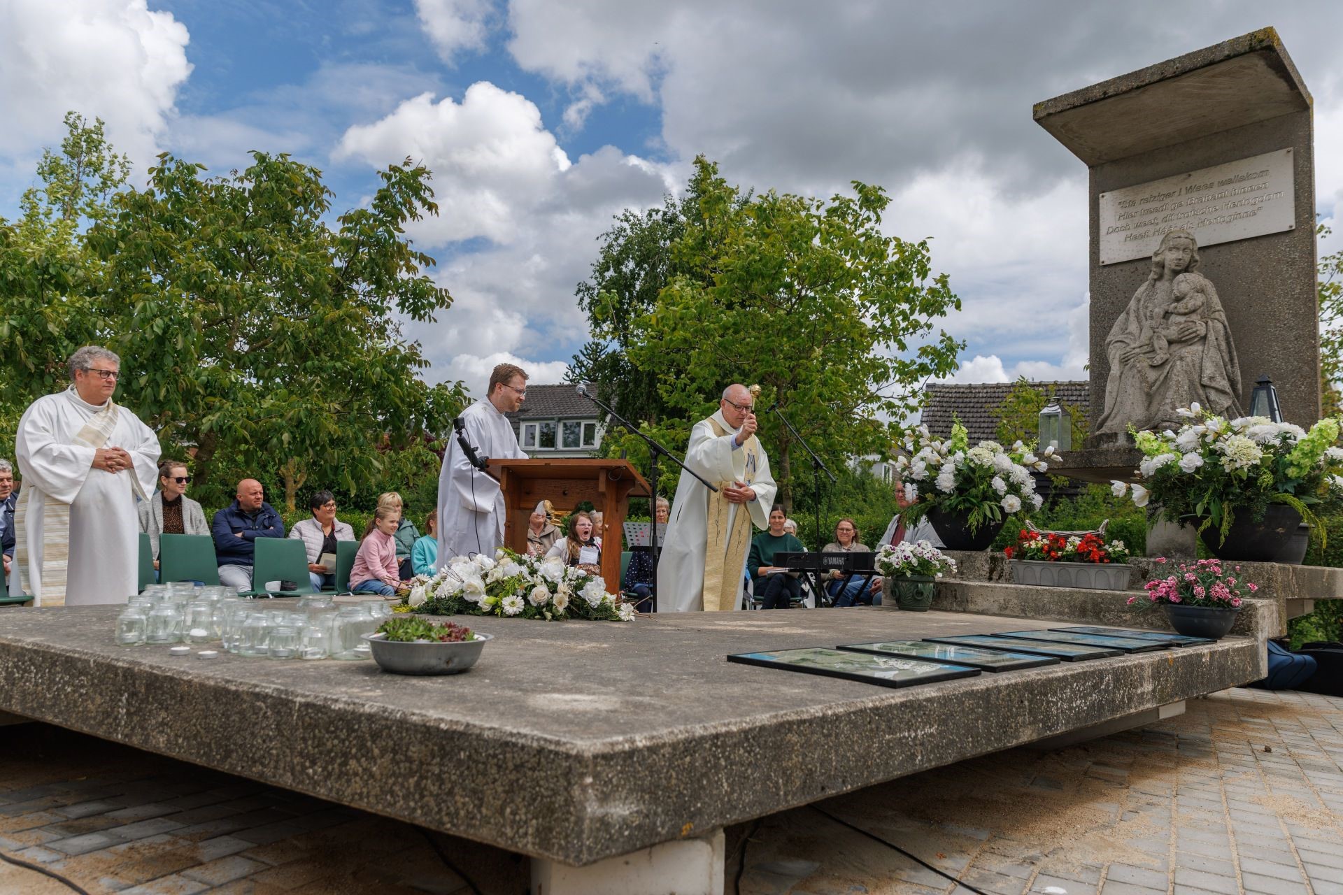Priester bij de Mariakapel