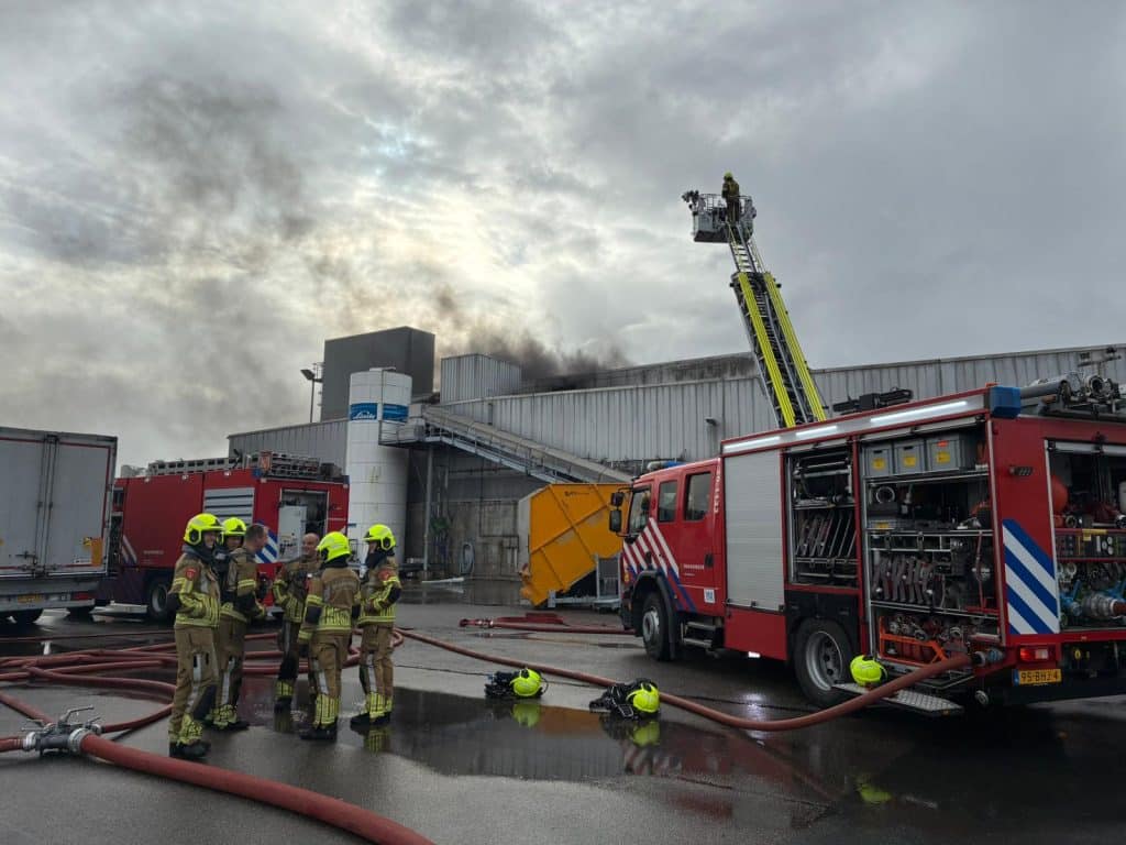 Brand bij composteringsbedrijf op industrieterrein Moerdijk