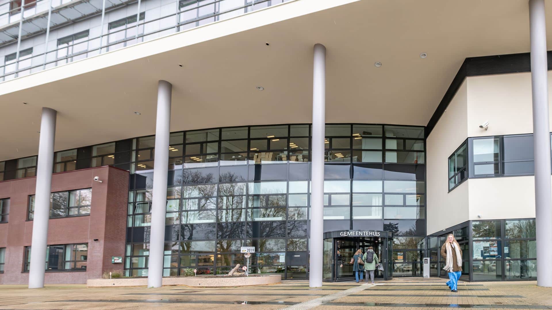 Foto van ingang gemeentehuis