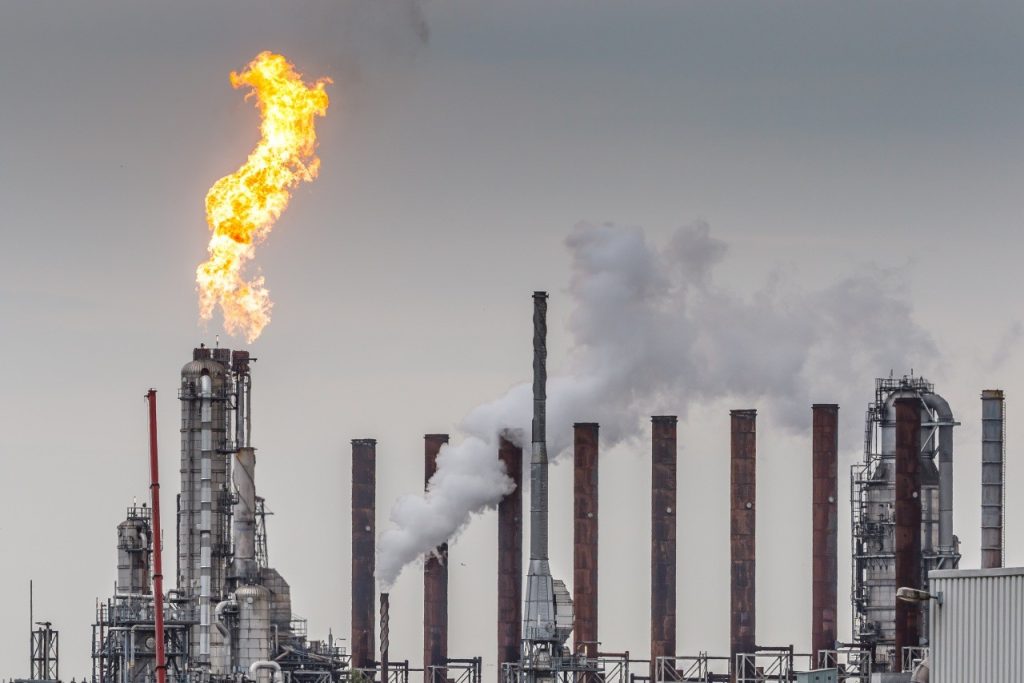 Fakkel bij Shell in Moerdijk